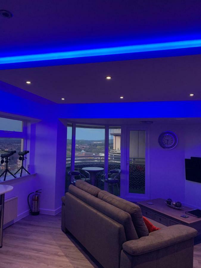 Luxury Panoramic Balcony Swindon Central Exterior foto