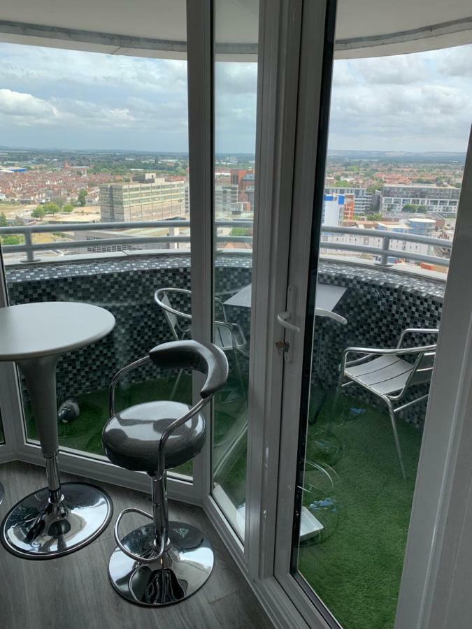 Luxury Panoramic Balcony Swindon Central Exterior foto